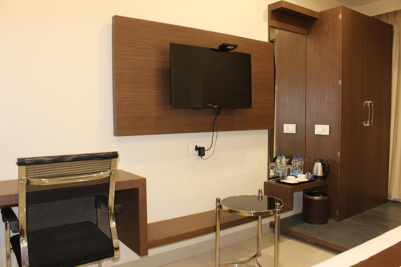 Hotel Grand Gayathri Khammam Eksteriør bilde